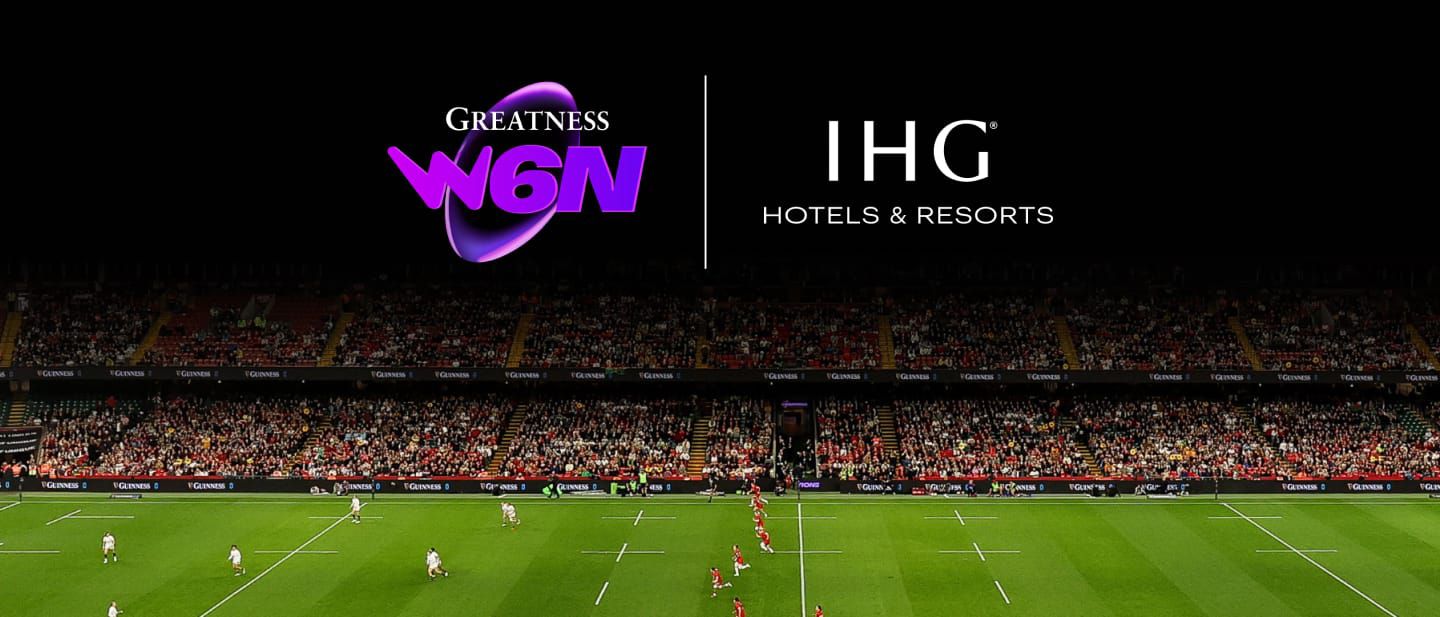 Match de rugby avec le logo du Tournoi des Six Nations féminin et le logo IHG Hotels & Resorts