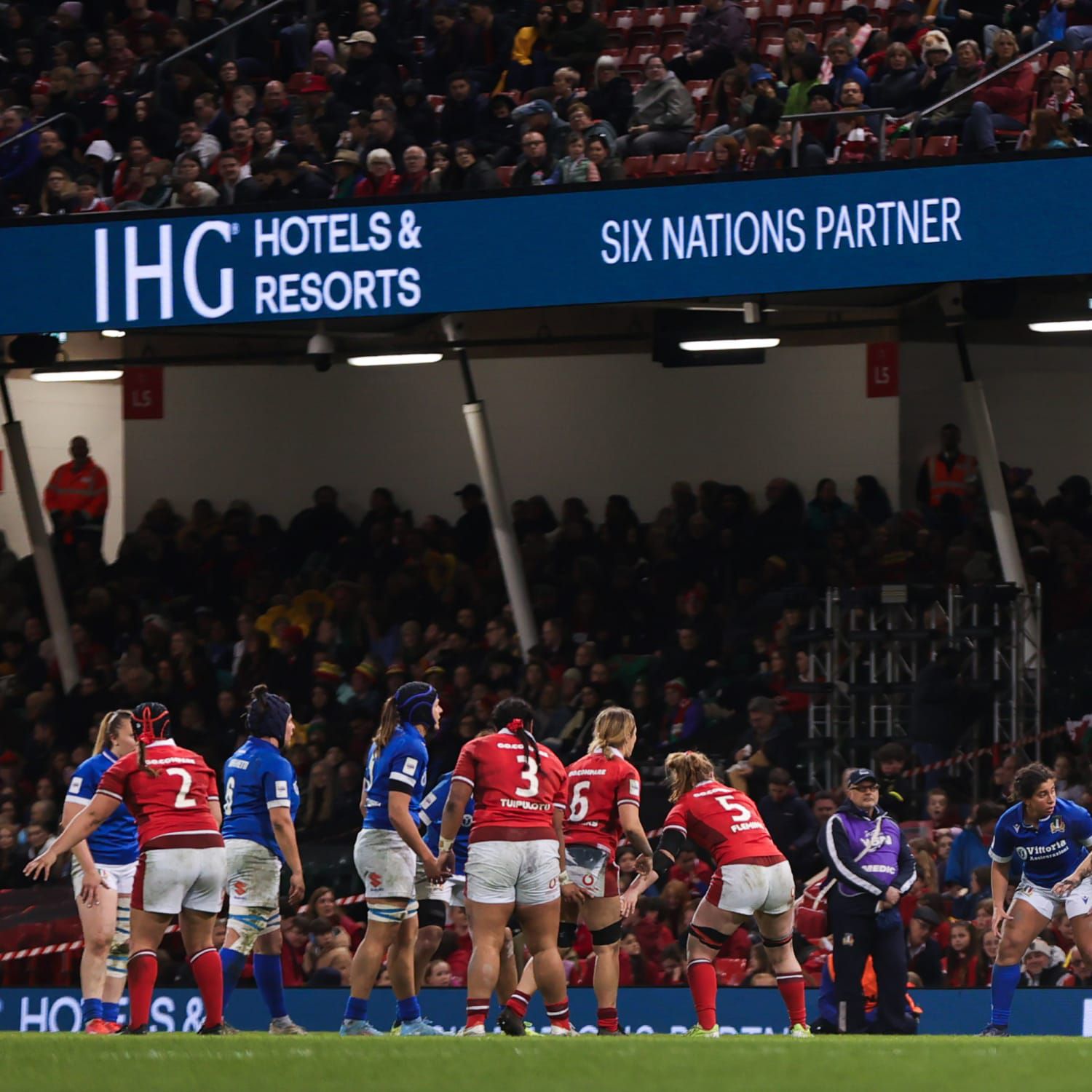 Eight Rugby players on the pitch mid match at the Guinness Women's Six Nations