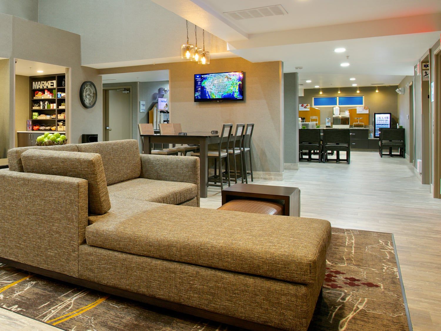 Couch and table seating in the Holiday Inn Express & Suites Paso Robles lobby