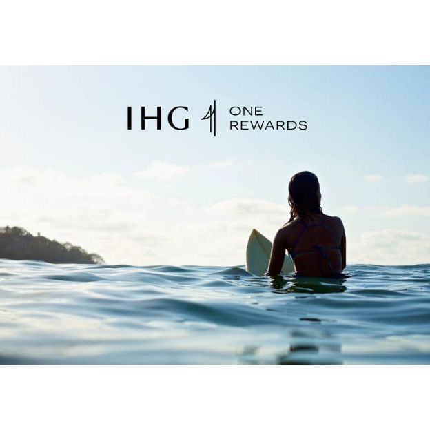 Imagen de una mujer de IHG One Rewards surfeando con el logotipo de IHG One Rewards