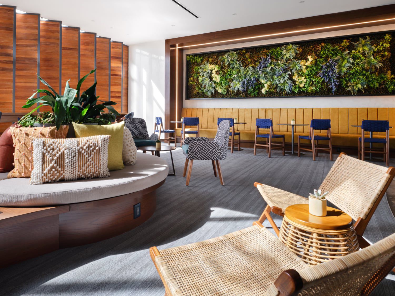 Sitting area with a tropical feel at voco Guadalajara Neruda