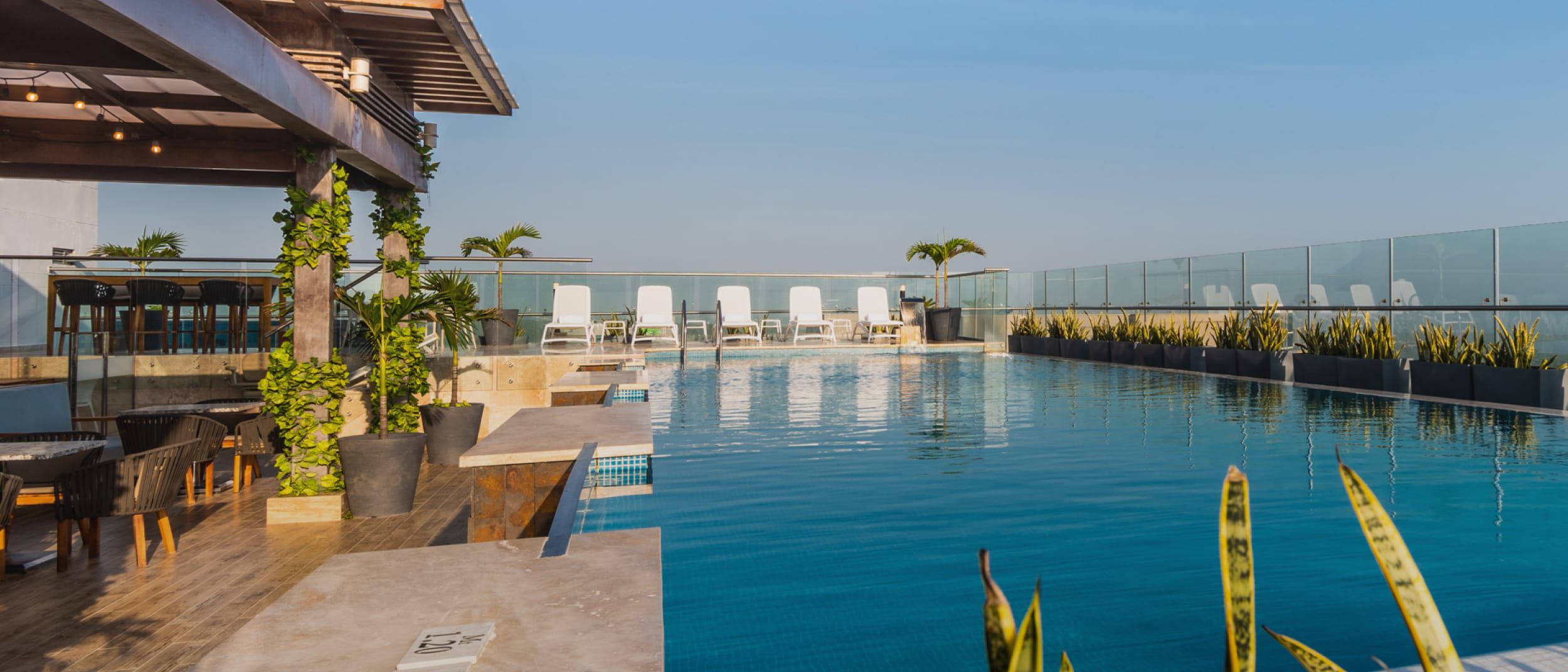 Rooftop pool area of the Crowne Plaza Barranquilla