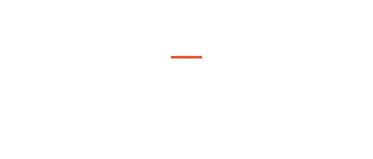 Eine Frau genießt die Sonne auf einer dschungelähnlichen Veranda