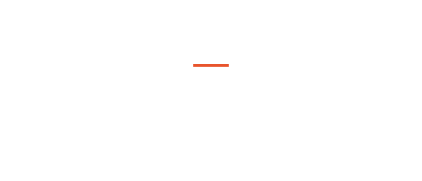 Wanita menikmati sinar matahari di patio bernuansa hutan