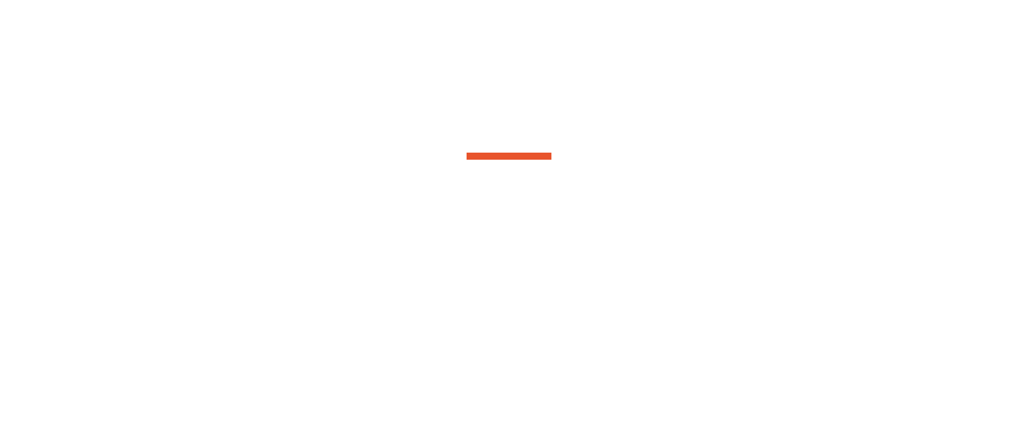 امرأة تستمتع بأشعة الشمس في فناء يشبه الغابة