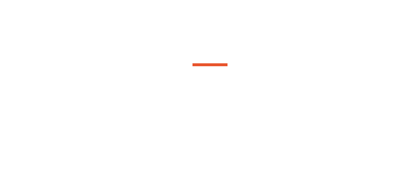 Женщина, наслаждающаяся солнцем в патио в стиле джунглей