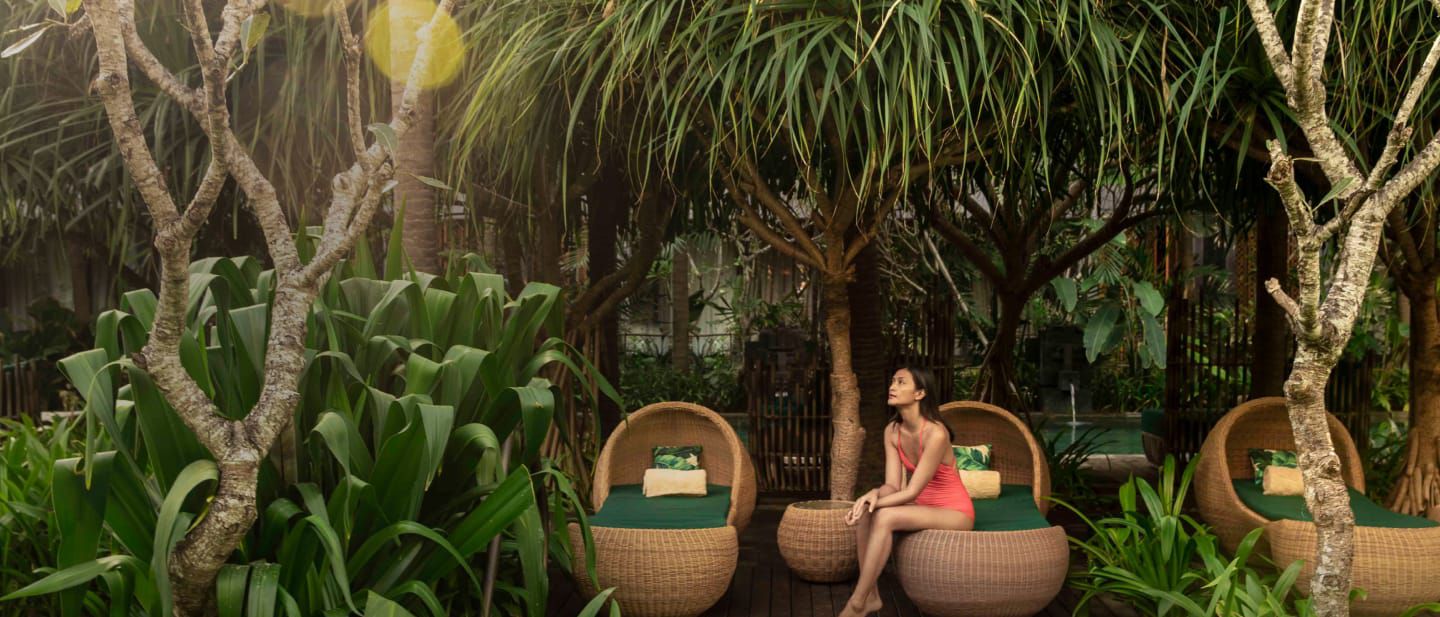 Mujer disfrutando del sol en una terraza selvática