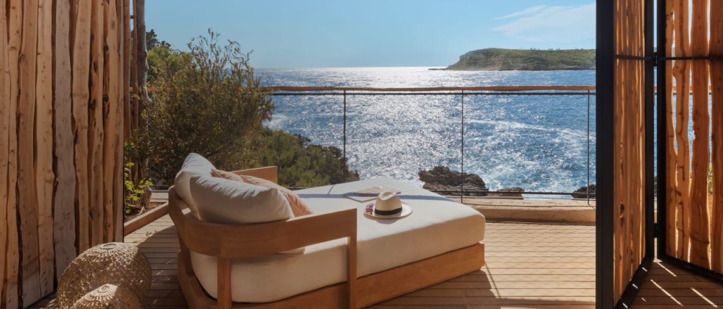 Chaise longue sur un balcon privé avec vue sur l’océan