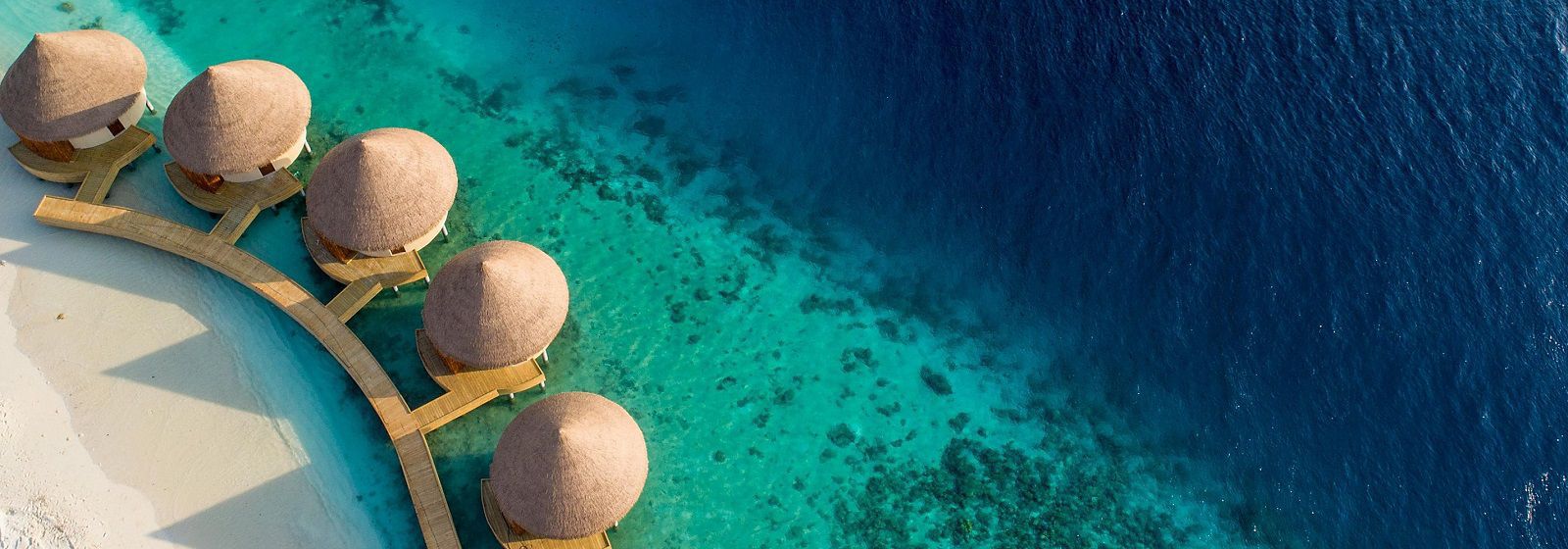 Luftaufnahme von Luxusresort und Strand