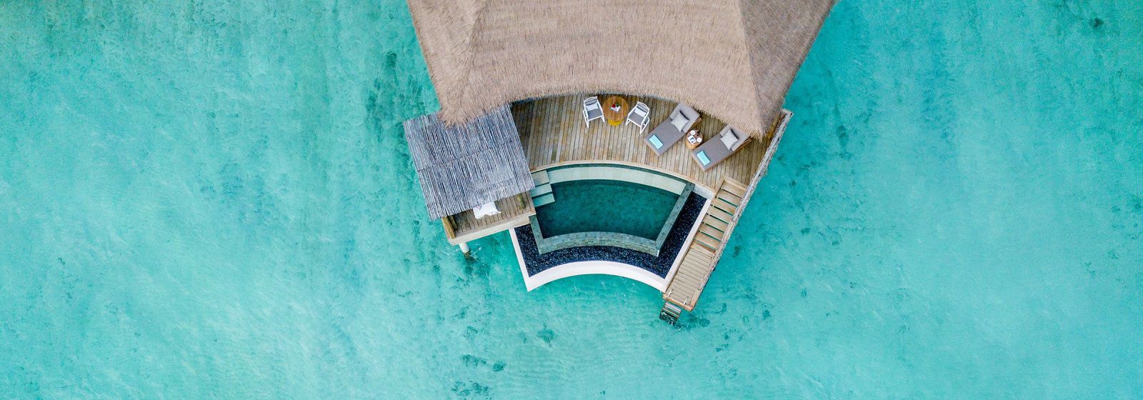 Vue aérienne de la piscine d’un bungalow à l’Intercontinental Hotel Maldives