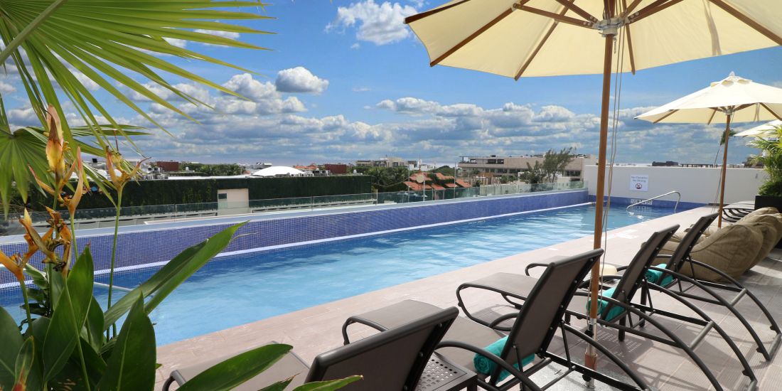 Sunny rooftop pool at Holiday Inn Express & Suites Playa del Carmen