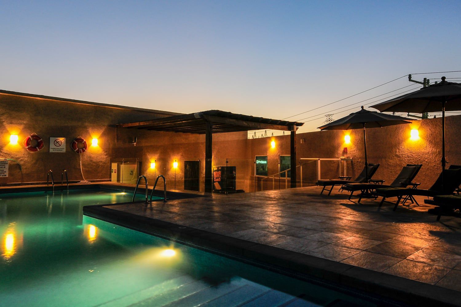 Piscina con terraza de noche en Baja California Sur