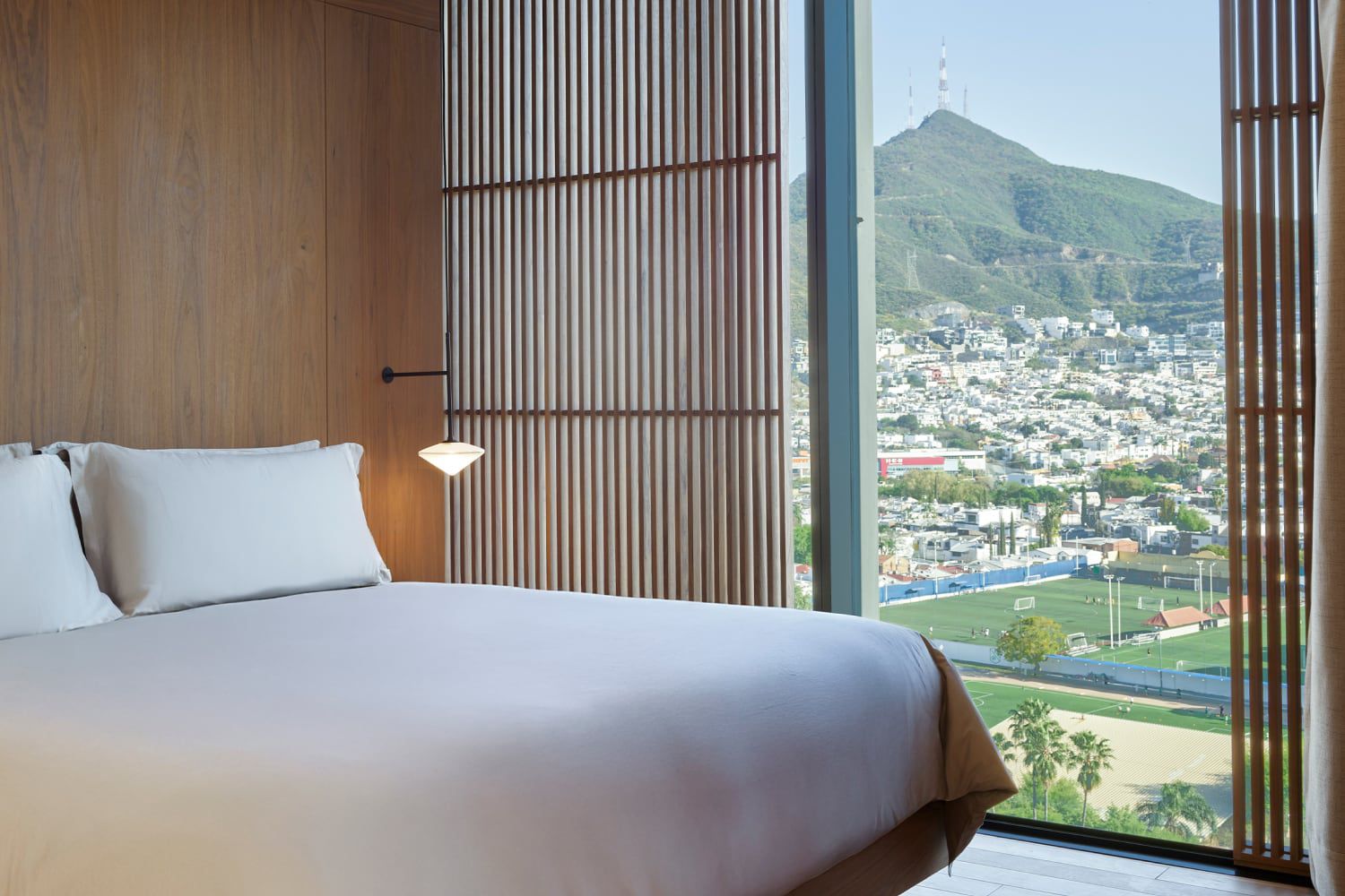 Dormitorio con vista a la montaña en Monterrey