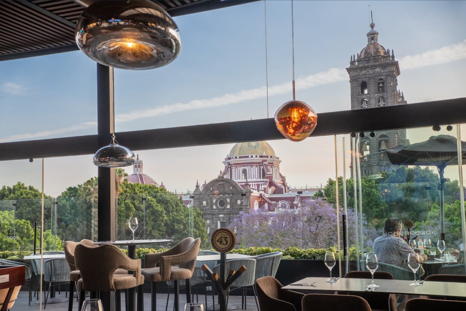 Elegante comedor con amplias vistas panorámicas de los lugares de interés de Puebla
