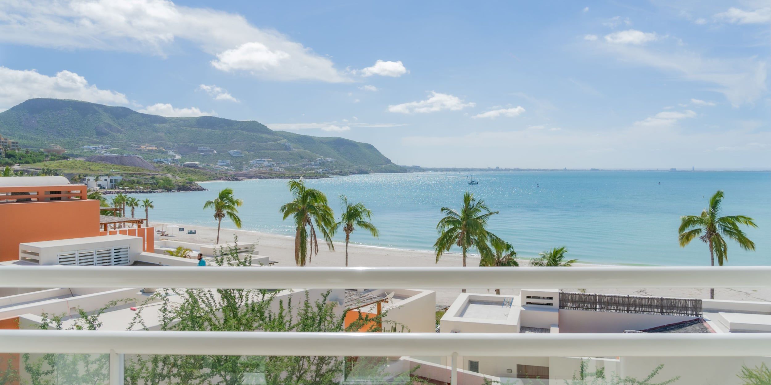 Impresionantes vistas de las montañas y del mar desde un balcón del Hotel Indigo La Paz Puerta Cortés