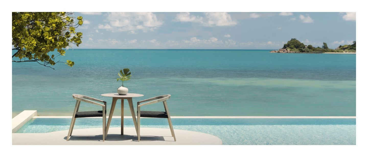 Un tavolo da pranzo sospeso sopra una piscina infinity con vista sull'oceano