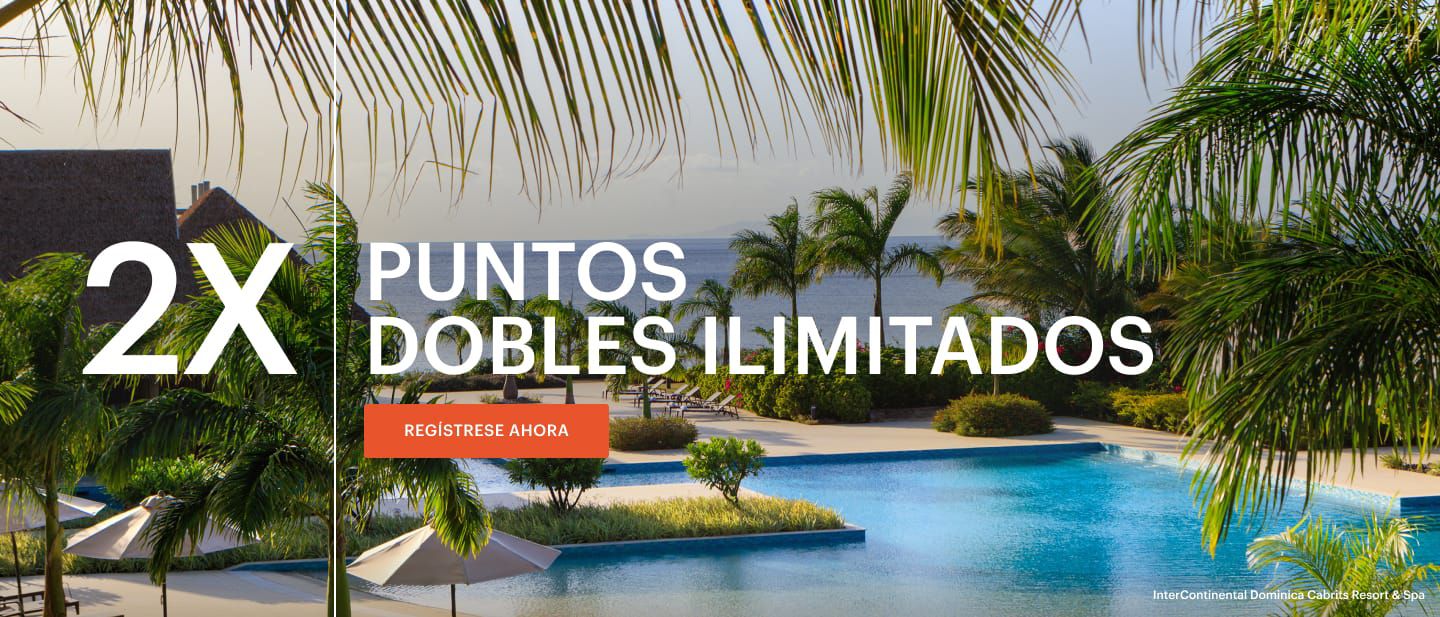 Una piscina con palmeras frente a la playa