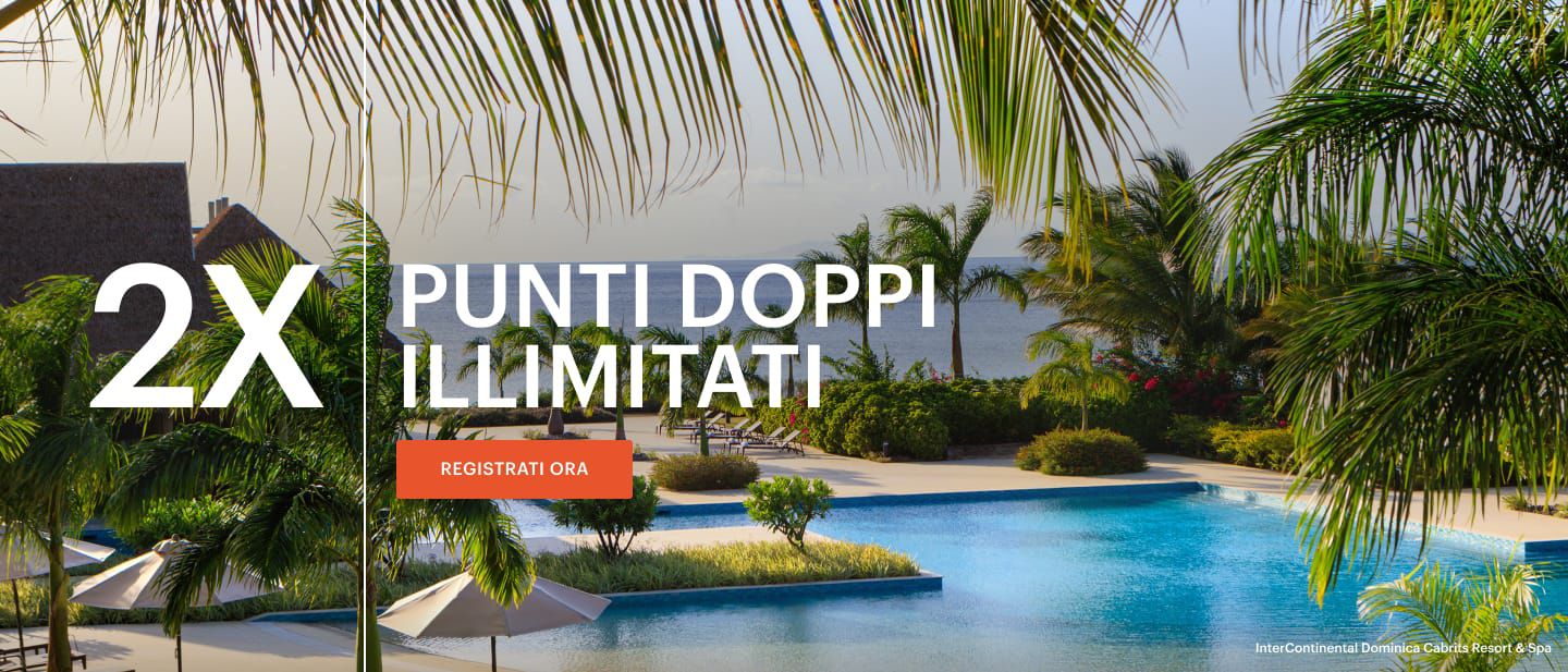 Una piscina con palme con vista sulla spiaggia
