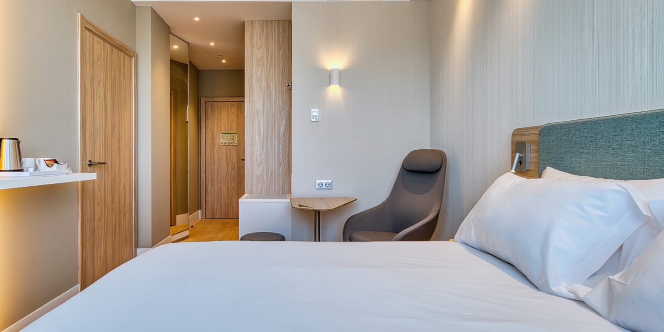 High-efficiency heating and cooling for hotels