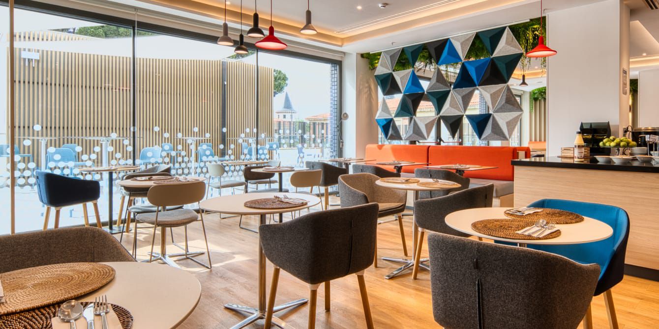 Well-insulated hotel building with heat recovery