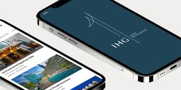 Pantallas de un teléfono con la aplicación de IHG One Rewards