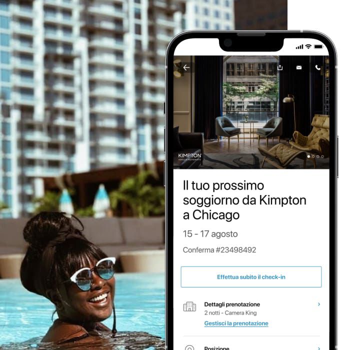 Immagine della schermata dell'app con camera d'albergo e foto di donna sorridente nella piscina sullo sfondo
