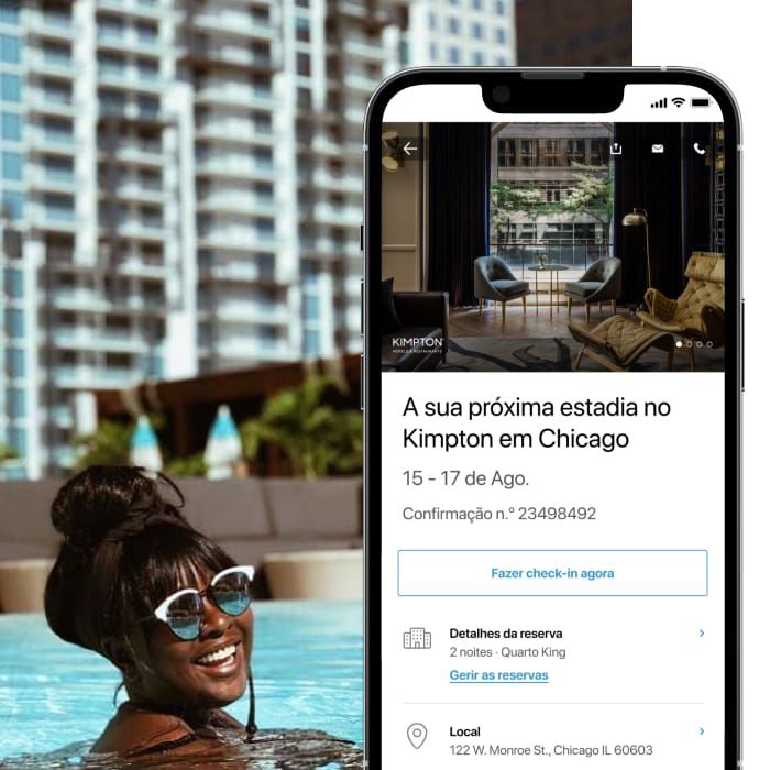 Visualização do ecrã da app com o quarto do hotel e no fundo a fotografia de uma senhora na piscina a sorrir