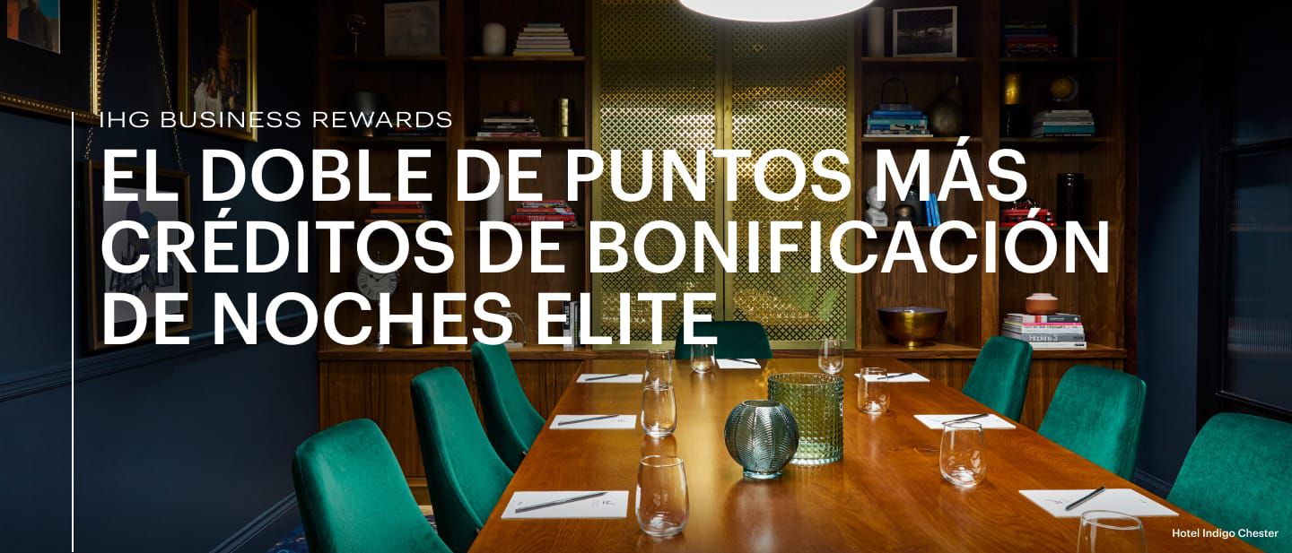 Mesa con vasos y sillas verdes en una sala de reuniones y espacio para eventos con biblioteca en el Hotel Indigo Chester