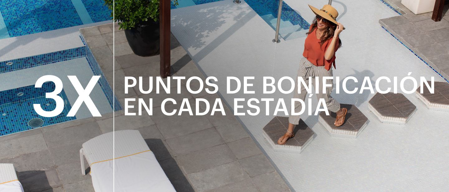 Mujer caminando por la plataforma de una piscina en voco Dubái
