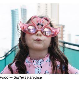 Zdjęcie małej dziewczynki w różowych okularach w kształcie flaminga w voco — Surfers Paradise