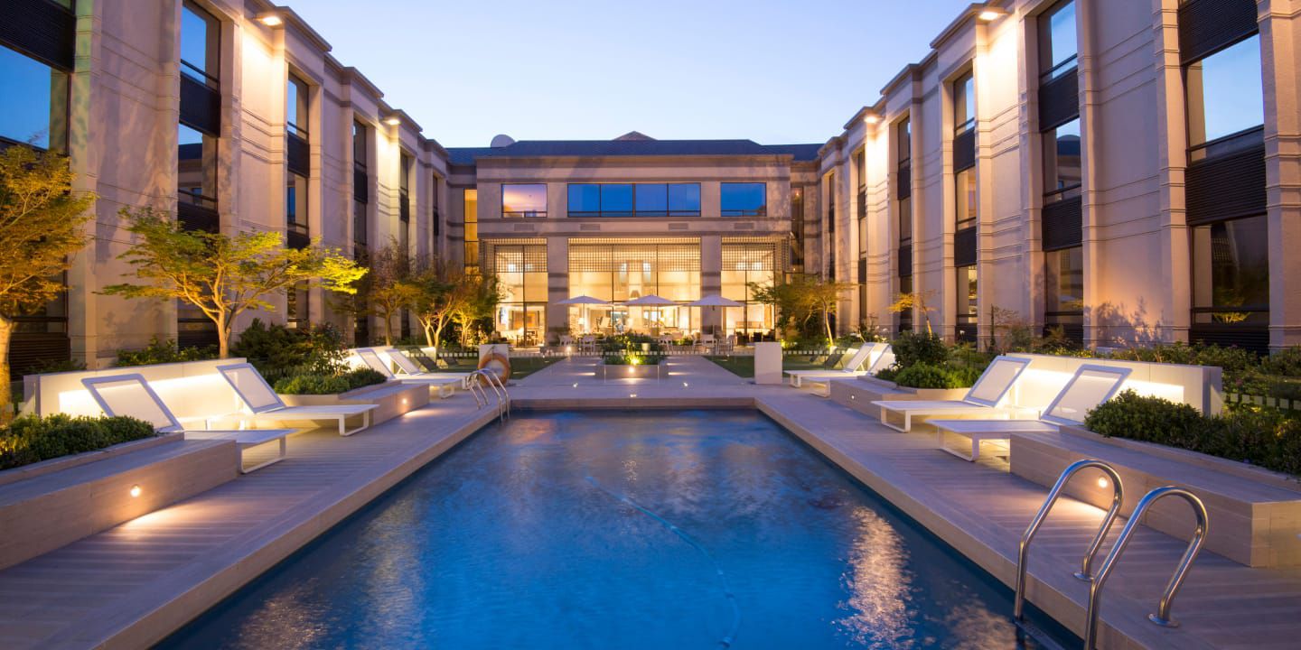 Nightime view of the pool at the Holiday Inn Express Concepcion.