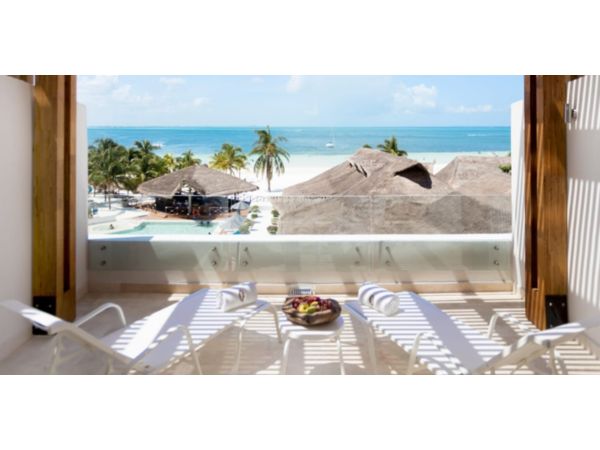 Balcone con vista su capanne in spiaggia e sull'oceano