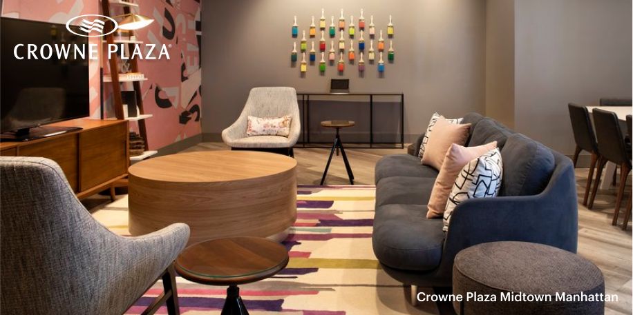  Imagem do grande lounge executivo do Crowne Plaza Ravinia
