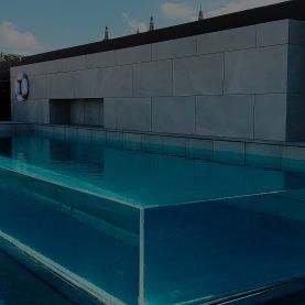 Imagem de fundo da piscina de um hotel com borda infinita.
