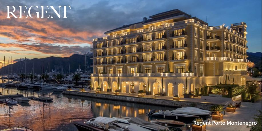Una magnífica toma al atardecer del Regent Hotel Montenegro, situado en medio de un tranquilo puerto. 
