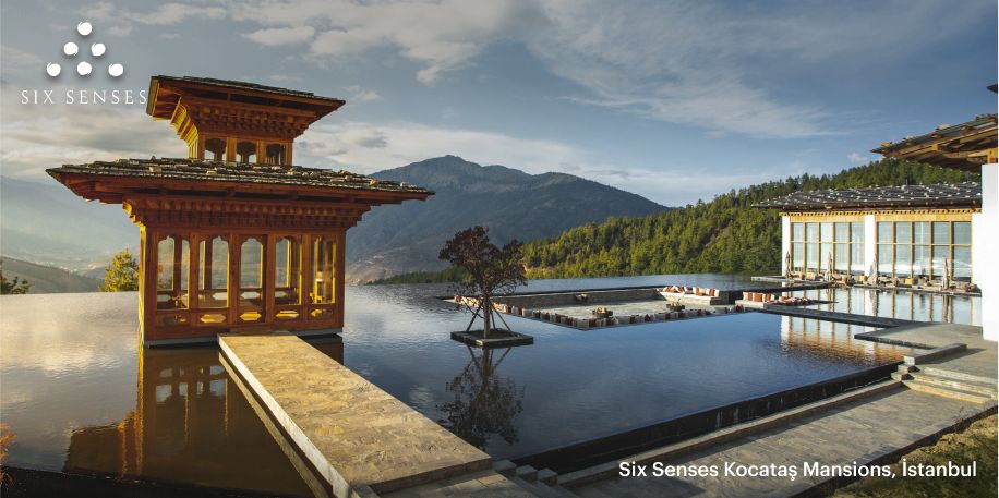 Ein ruhiger Blick auf das faszinierende Spa-Erlebnis des Six Senses Thimphu mit einem Infinity-Pool vor einer grünen Hügellandschaft.
