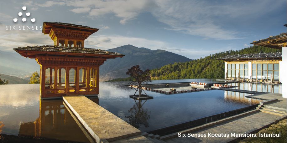 مشهد هادئ في Six Senses في تيمفو مع تجربة السبا الساحرة، يظهر فيه مسبح واسع تتألق في خلفيته الجبال الخضراء المترامية.
