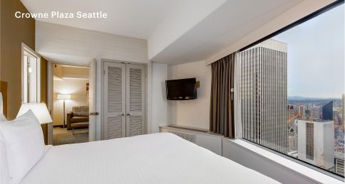 Image d'une chambre claire et aérée, avec vue sur le centre-ville, dans le Crowne Plaza Seattle
