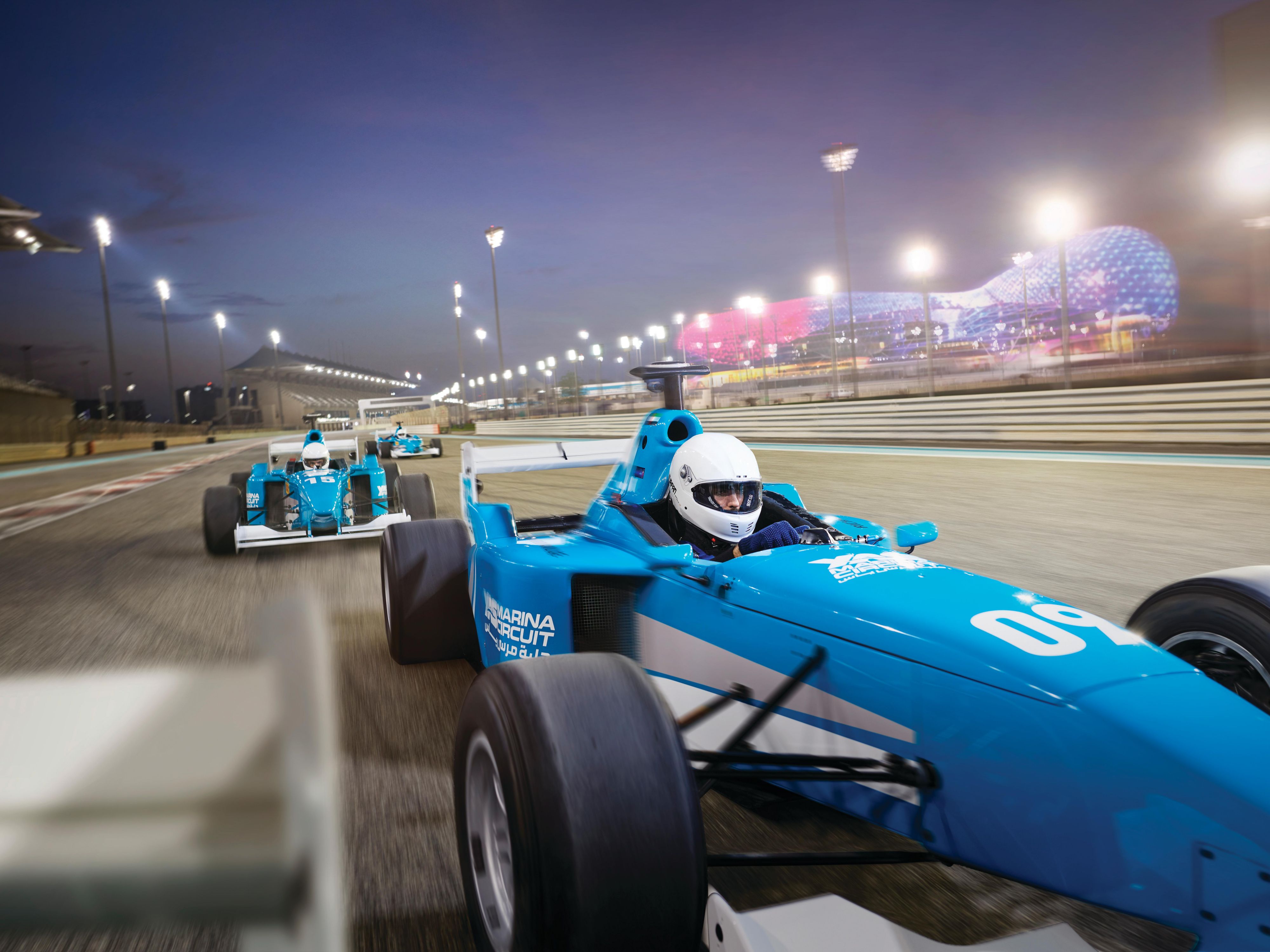 Vive al lado de lo legendario. Con el Circuito Yas Marina a su alcance, la energía de la Fórmula 1®, los días de pista y las experiencias de carreras son parte de su estancia. Míralo, siéntelo o condúcelo: tu asiento de primera fila para ver la velocidad comienza aquí.