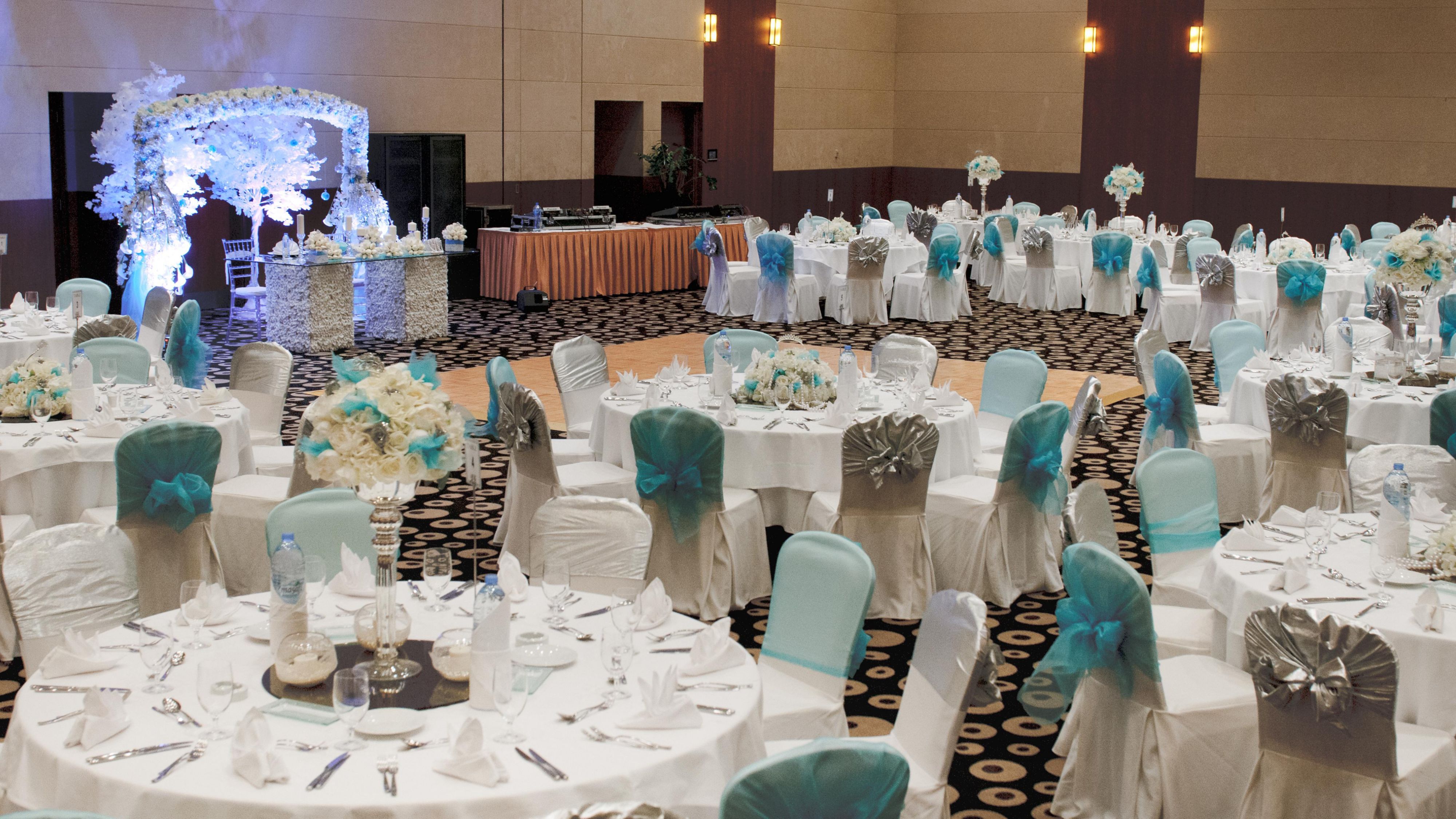 Organice grandes celebraciones en nuestro elegante salón de baile