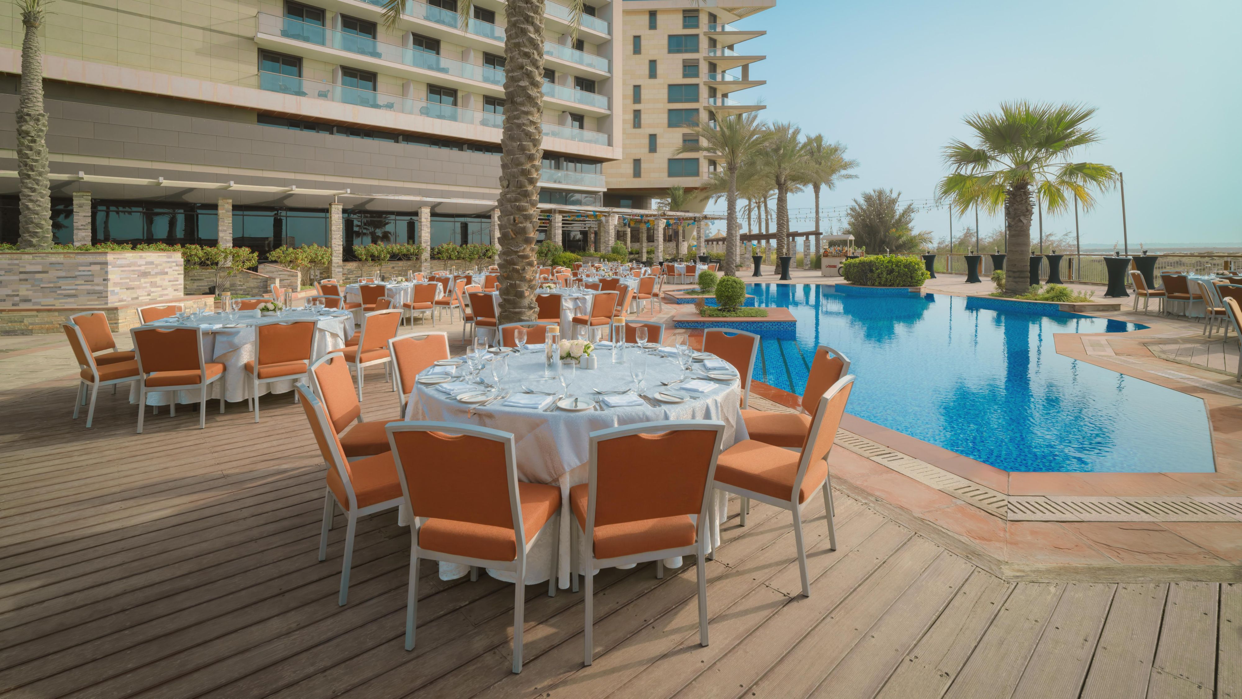 Servicios gastronómicos de banquete junto a la piscina de Yas Plaza Bay