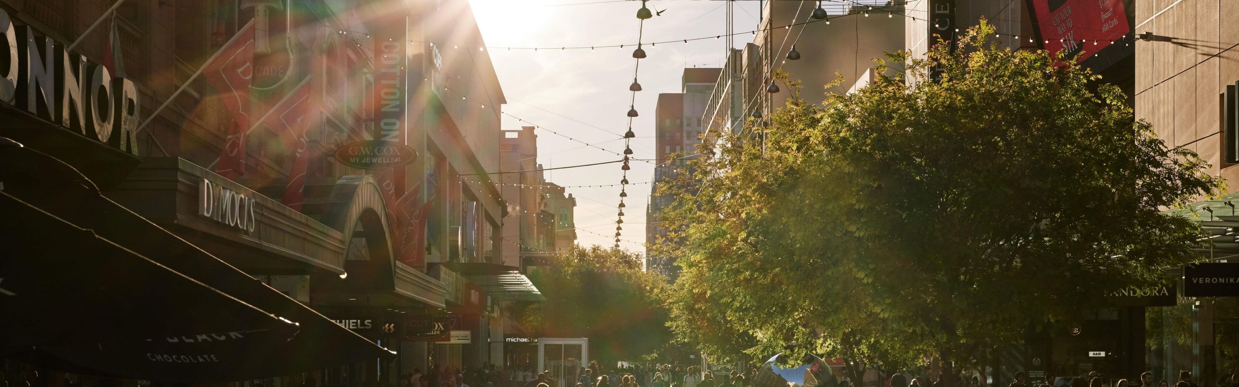 يمكنك القيام بنزهة قصيرة للتسوق وتناول الطعام بريميوم في راندل مول.