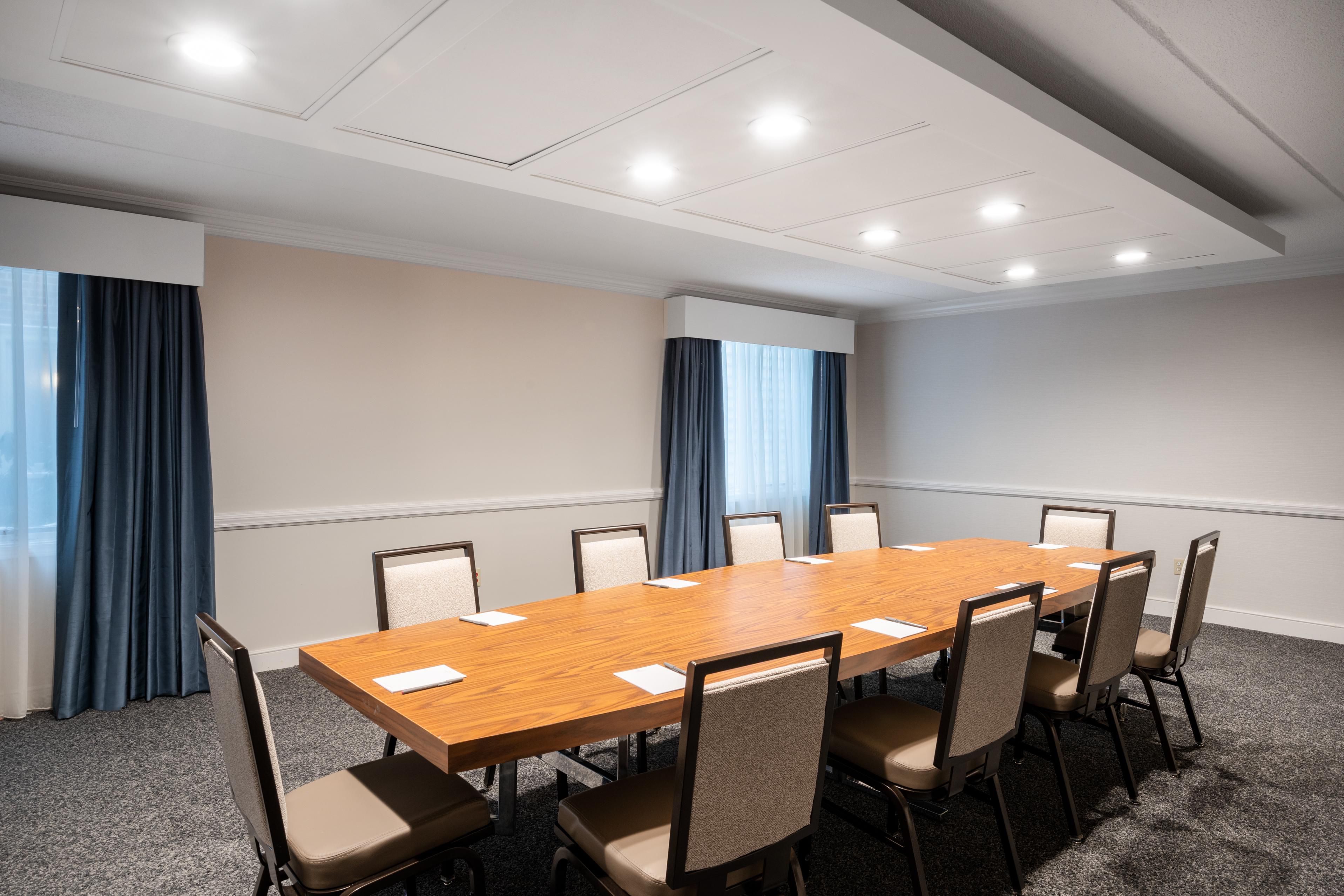 Choose from four Executive Meeting Suites with natural lighting