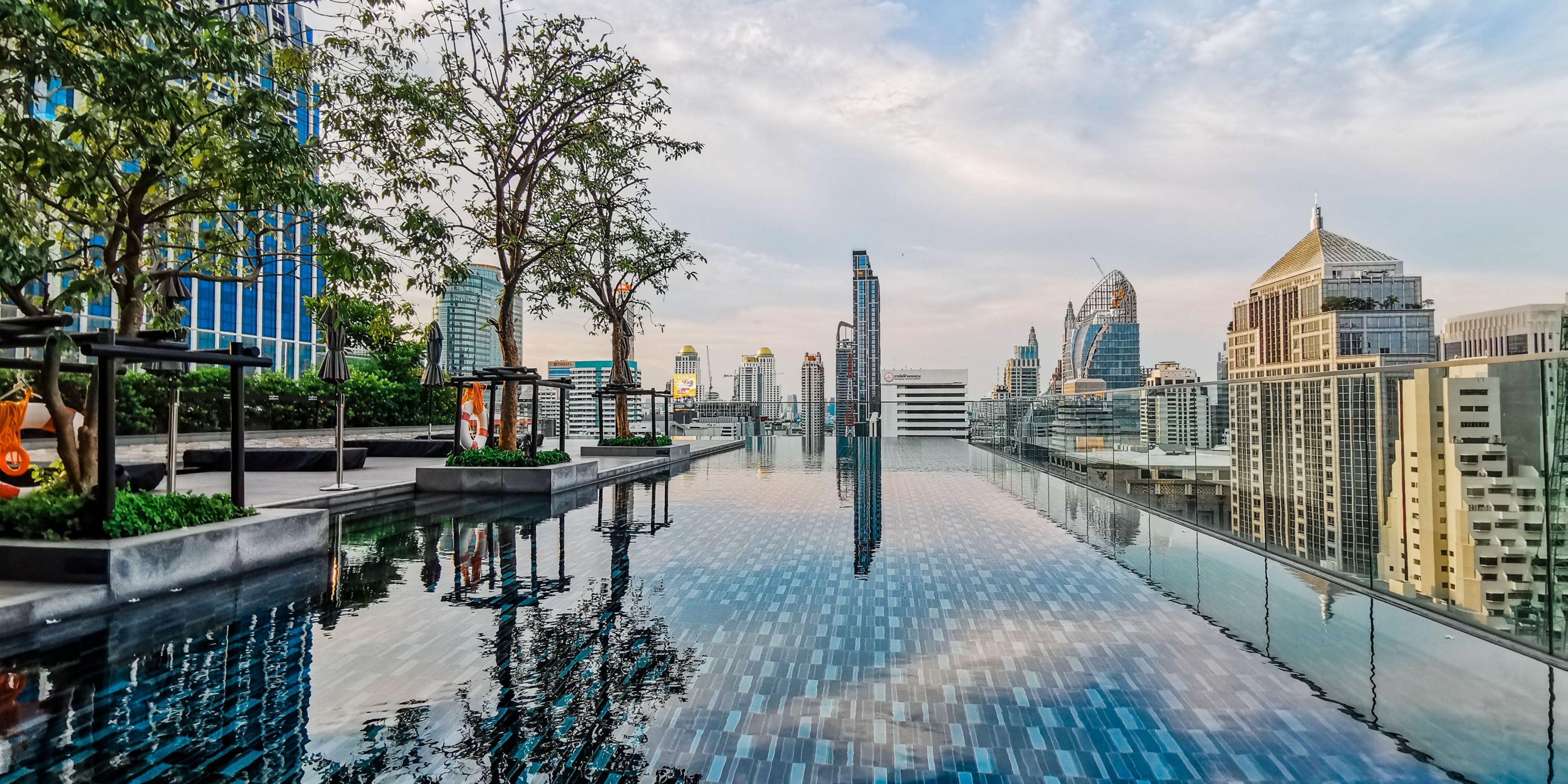 Skyline views. Shimmering waters. Sophisticated sips. Horizon Pool lets you indulge in curated cocktails and Asian and Western small bites while taking in the Bangkok cityscape in sunshine from 18 floors up.