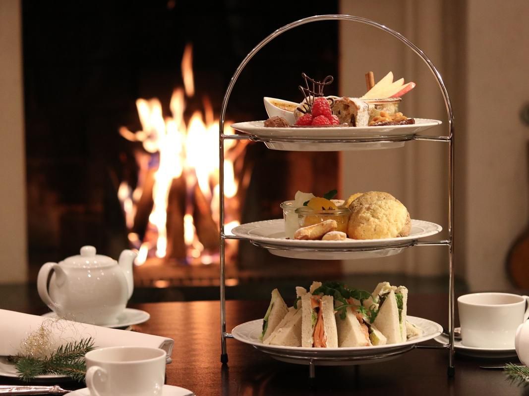 Celebrate the season with our Festive High Tea at the beautifully decorated Bristol Lounge & Eatery on illuminated Ku’damm. Enjoy fine Eilles tea, cinnamon scones, Christmas stollen, homemade biscuits, sandwiches, and a glass of mulled or sparkling wine. Saturdays & Sundays, 14–18h on all Advent weekends.
