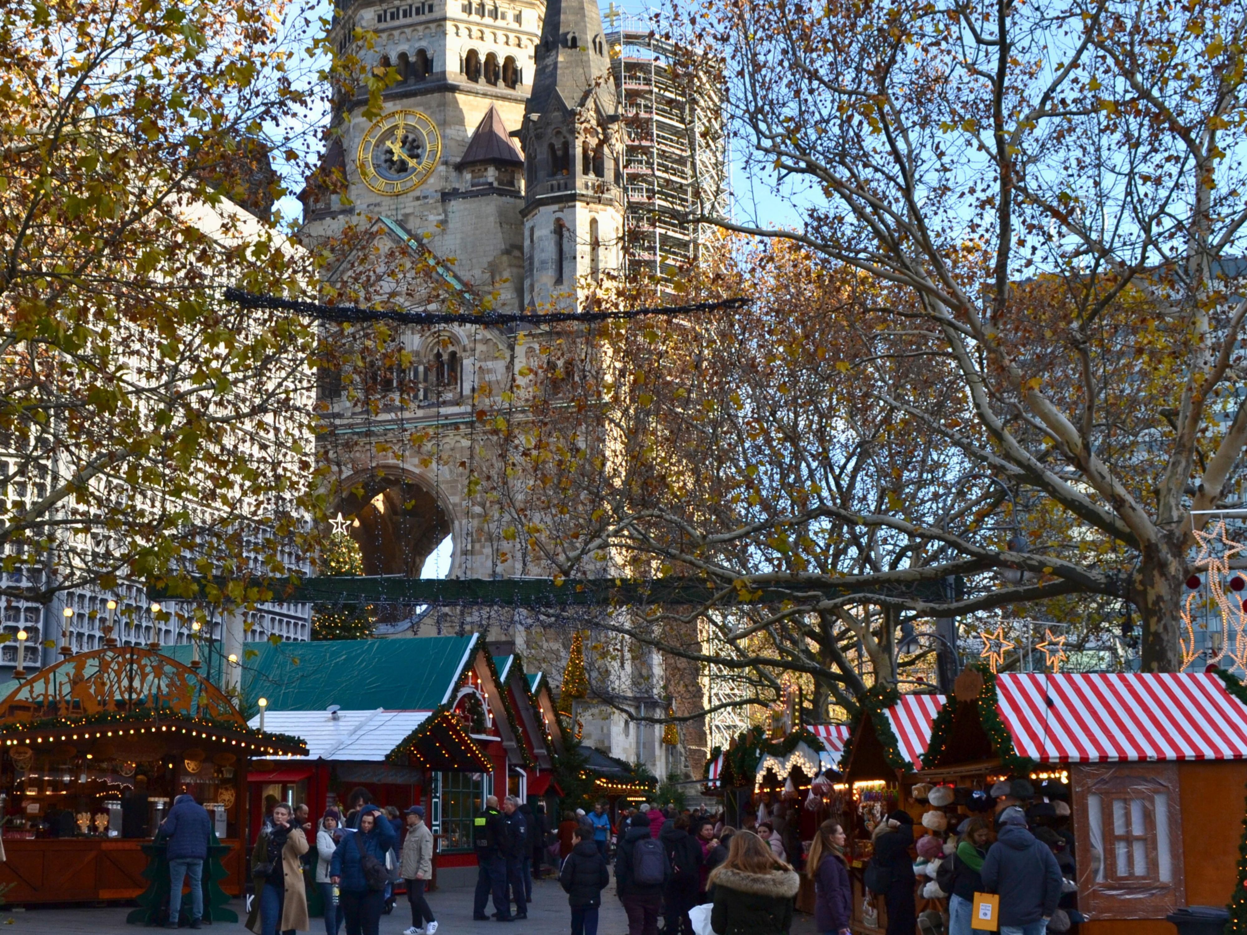 Just three minutes away, the Christmas Market at the 'Gedächtniskirche ' offers a truly enchanting experience. Twinkling lights, gourmet delights and handcrafted treasures create an exclusive festive atmosphere, a must visit attraction that adds magic and elegance to your stay.