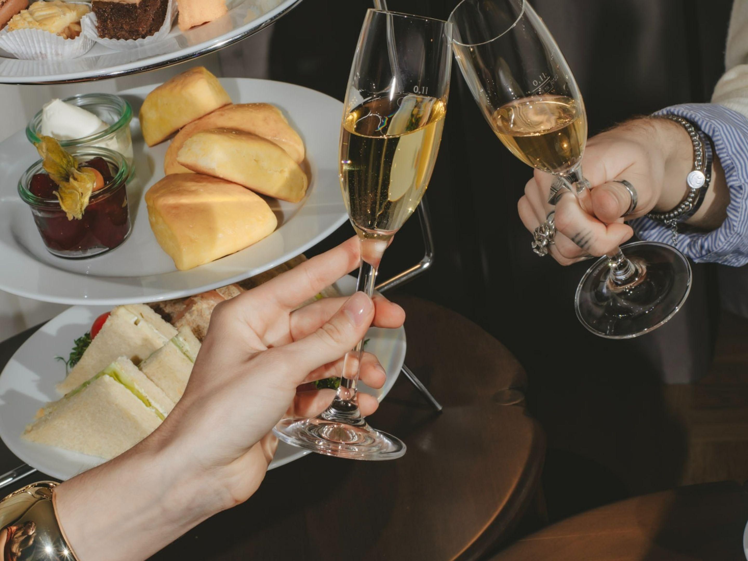 Erleben Sie ein exklusives Valentinswochenende im Hotel Bristol Berlin. Elegante Suiten, private Momente und kulinarische Höhepunkte – luxuriöse Erlebnisse für unvergessliche Zweisamkeit im Herzen der Hauptstadt.