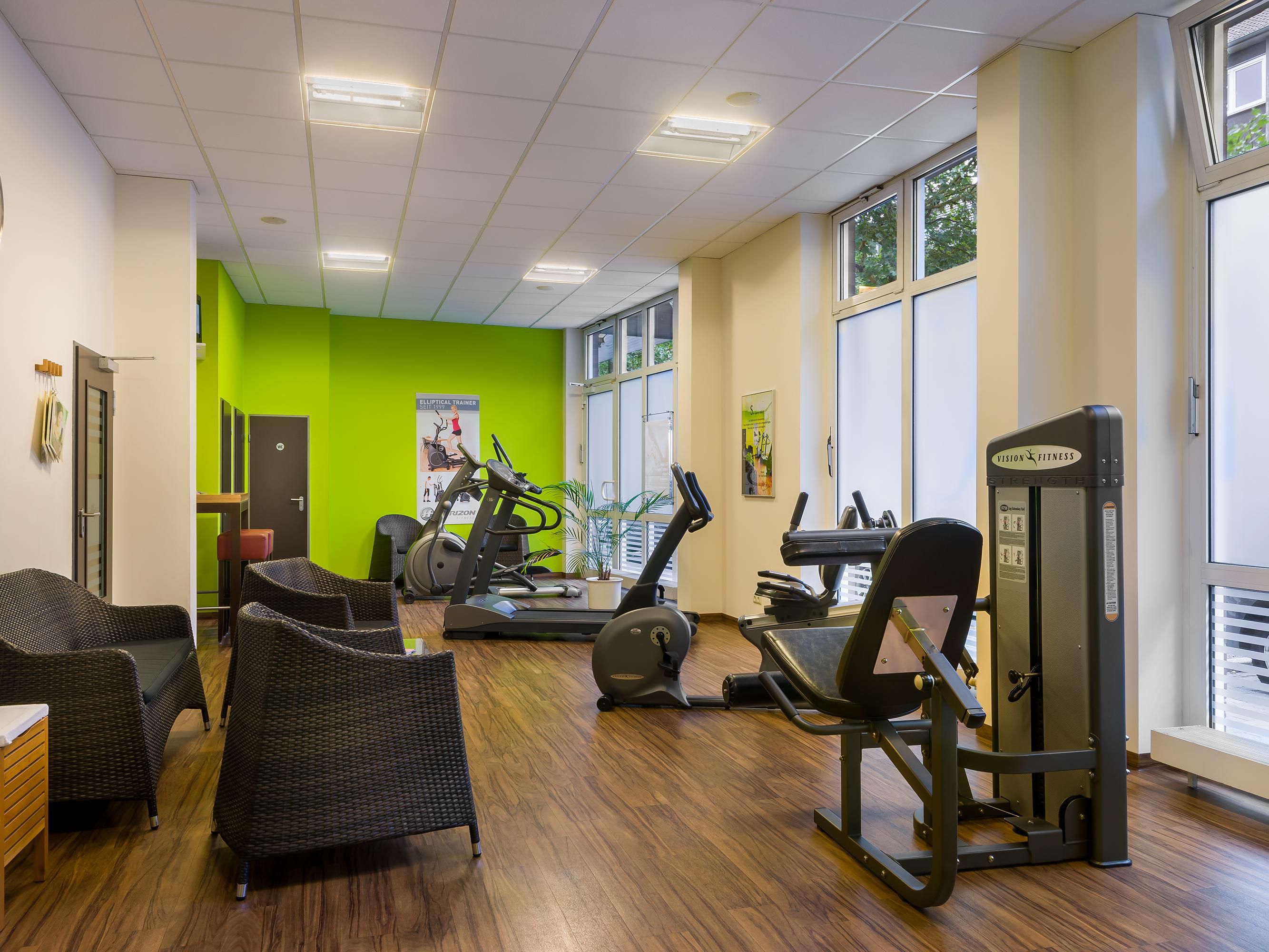 Our modern fitness studio offers everything you need for your daily workout—from cardio machines and weights to functional training equipment. Whether you prefer early morning exercise, a quick workout during the day, or an intense evening session, you can train flexibly right here at the hotel, at your own pace.