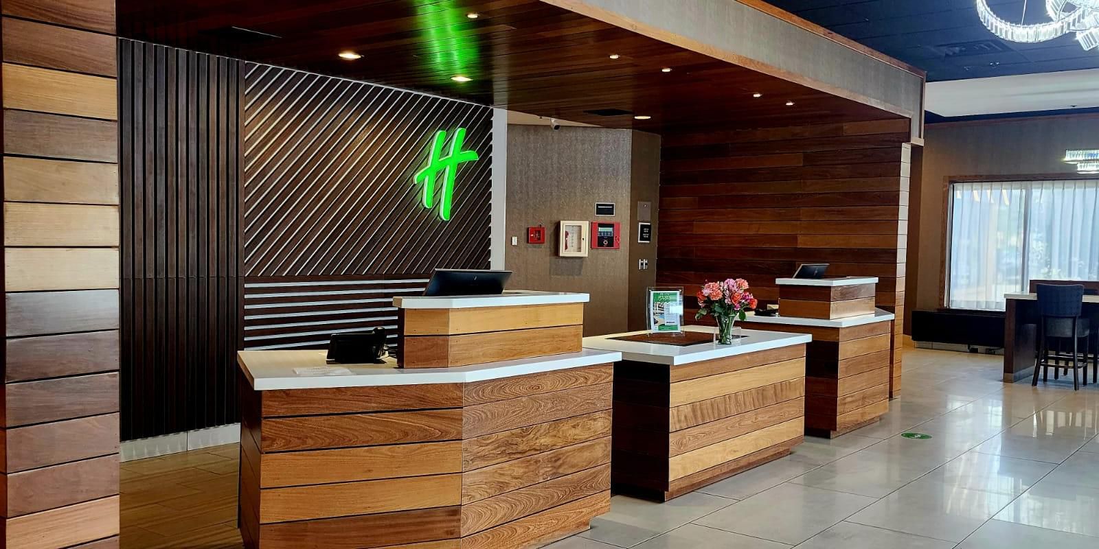 Holiday Inn Brookfield-Milwaukee Hotel