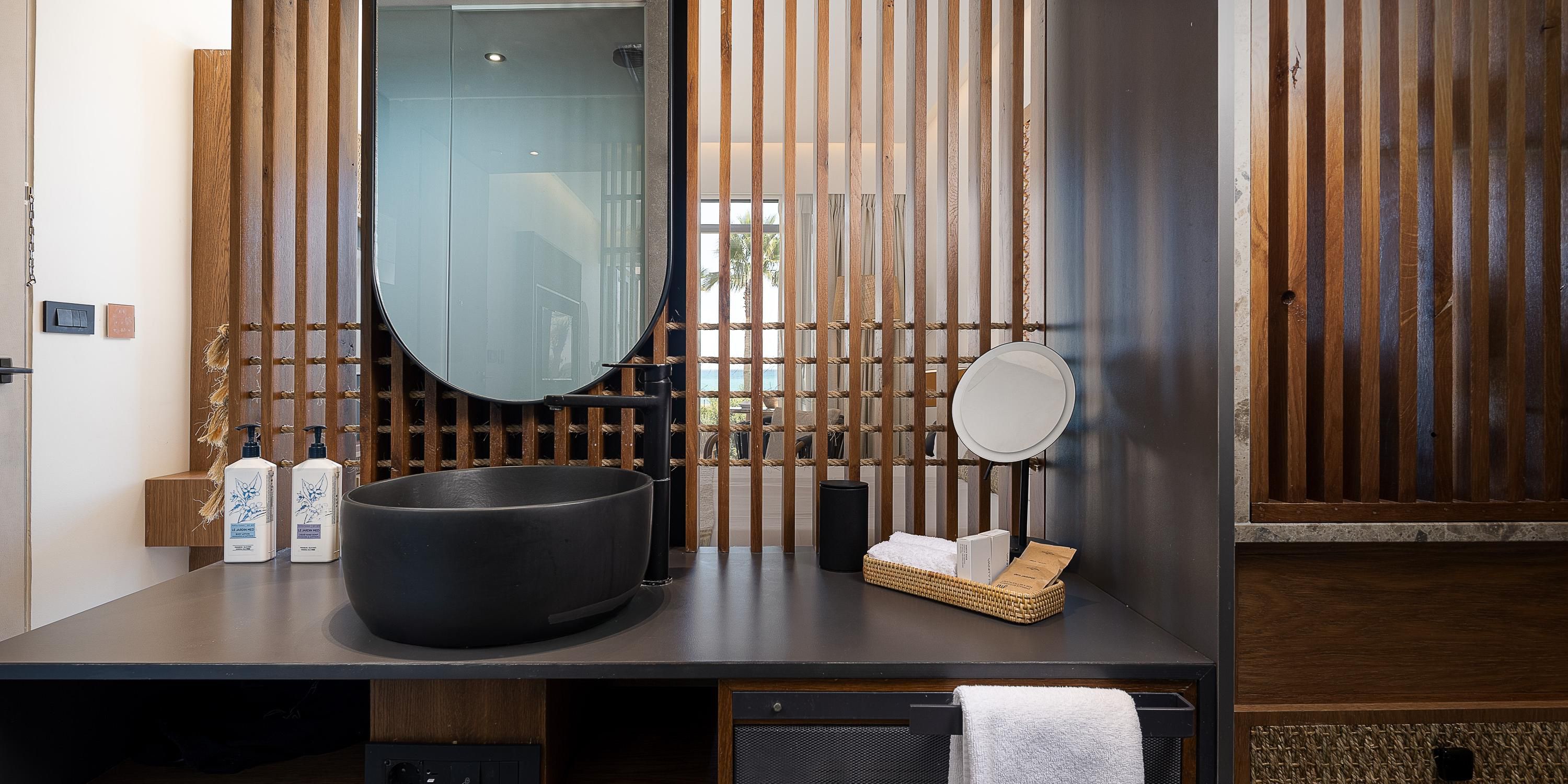 Essental Room with Sea View Bathroom